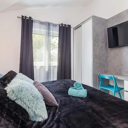 Villa Horizon For 18 People Near With Large Garden And Children Playground Pula
