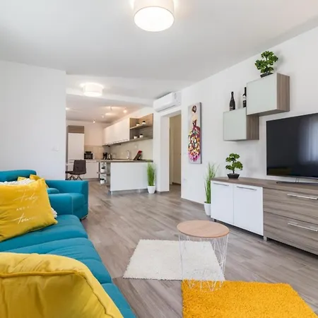 Horizon For 18 People Near With Large Garden And Children Playground *