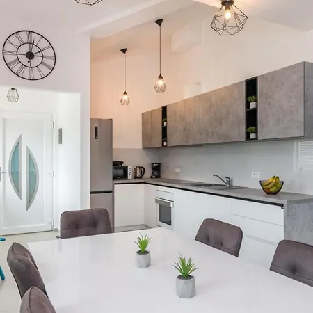Horizon For 18 People Near With Large Garden And Children Playground Pula