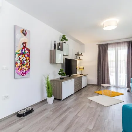 Horizon For 18 People Near With Large Garden And Children Playground * Pula