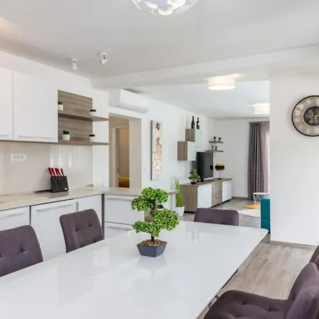 Villa Horizon For 18 People Near With Large Garden And Children Playground Pula