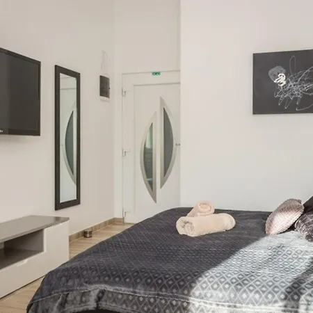 Horizon For 18 People Near With Large Garden And Children Playground *