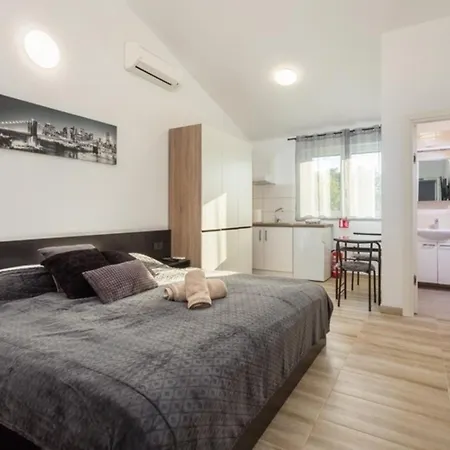 Horizon For 18 People Near With Large Garden And Children Playground Pula