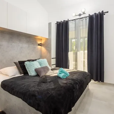 Horizon For 18 People Near With Large Garden And Children Playground *