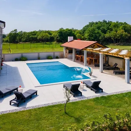 Horizon For 18 People Near With Large Garden And Children Playground Villa Pula