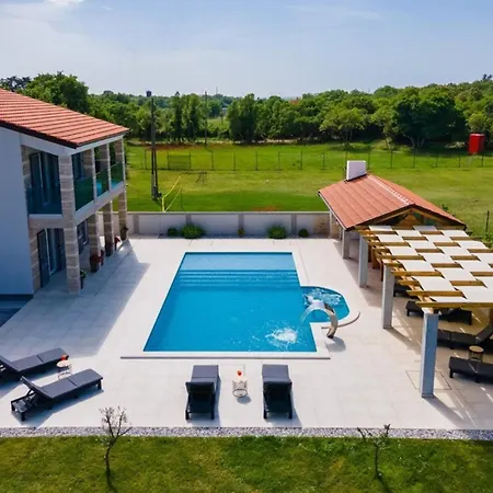 Villa Horizon For 18 People Near With Large Garden And Children Playground Pula