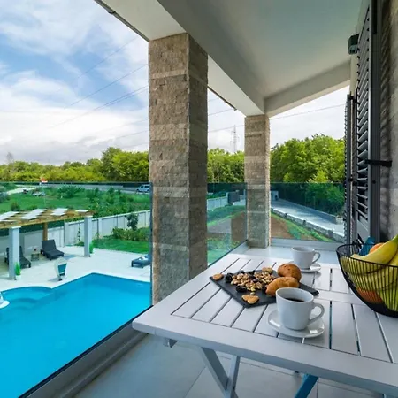 Horizon For 18 People Near With Large Garden And Children Playground Pula